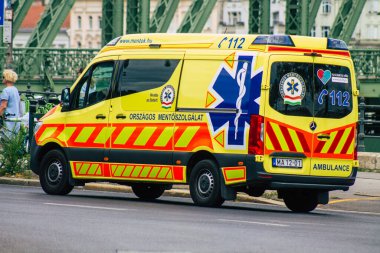 Budapeşte Macaristan 13 Temmuz 2020 Macaristan başkent ve Macaristan 'ın en kalabalık şehri olan Budapeşte sokaklarından geçen bir Macar ambulansının görüntüsü