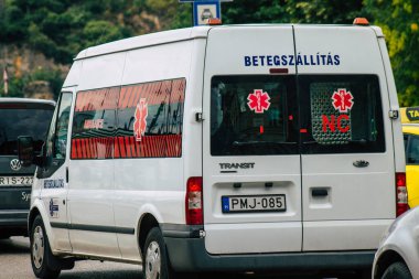 Budapeşte Macaristan 13 Temmuz 2020 Macaristan başkent ve Macaristan 'ın en kalabalık şehri olan Budapeşte sokaklarından geçen bir Macar ambulansının görüntüsü
