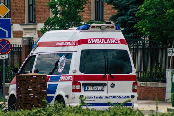 匈牙利布达佩斯2020年7月13日看到一辆匈牙利救护车驶过首都布达佩斯和匈牙利人口最多的城市的街道 — 图库照片