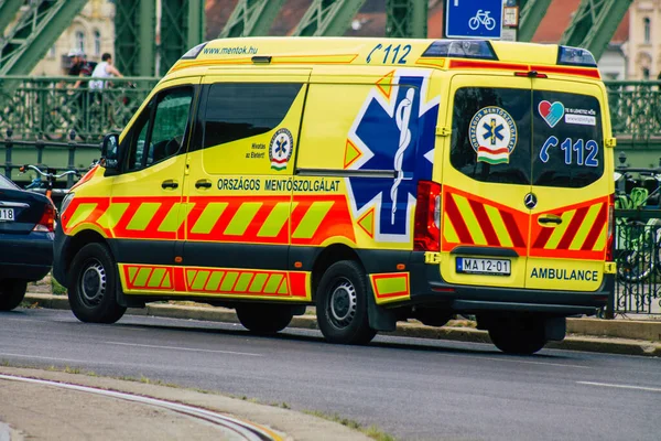 ブダペストハンガリー2020年7月13日首都ブダペストとハンガリーで最も人口の多い都市を走るハンガリーの救急車の様子 — ストック写真