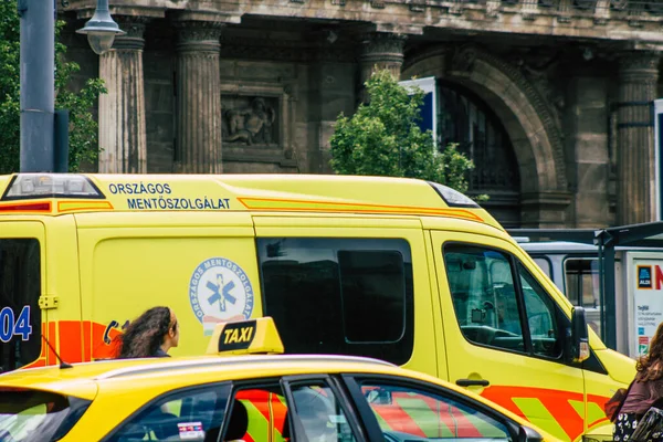 Budapeste Hungria Julho 2020 Vista Uma Ambulância Húngara Dirigindo Pelas — Fotografia de Stock