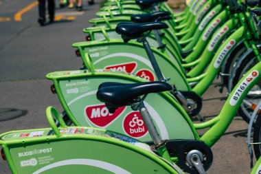 Budapeşte Macaristan 13 Temmuz 2020 'de Macaristan' ın Budapeşte kentindeki toplu taşıma sisteminin bir parçası olan ve genellikle sokakta birkaç saatliğine kiralanacak ulaşılabilir bisiklet manzarası