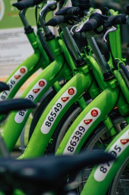 Budapeşte Macaristan 13 Temmuz 2020 'de Macaristan' ın Budapeşte kentindeki toplu taşıma sisteminin bir parçası olan ve genellikle sokakta birkaç saatliğine kiralanacak ulaşılabilir bisiklet manzarası