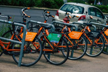 Budapeşte Macaristan 13 Temmuz 2020 'de Macaristan' ın Budapeşte kentindeki toplu taşıma sisteminin bir parçası olan ve genellikle sokakta birkaç saatliğine kiralanacak ulaşılabilir bisiklet manzarası