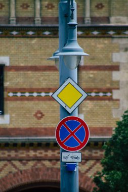 Budapeşte Macaristan 13 Temmuz 2020. Macaristan 'ın başkenti Budapeşte' nin şehir merkezindeki karayolu kullanıcılarına bilgi vermek veya sağlamak için yolların kenarına ya da yukarısına sokak levhası ya da yol tabelası manzarası dikildi.