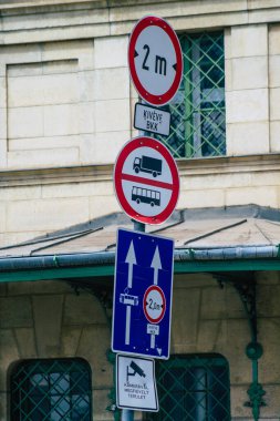 Budapeşte Macaristan 13 Temmuz 2020. Macaristan 'ın başkenti Budapeşte' nin şehir merkezindeki karayolu kullanıcılarına bilgi vermek veya sağlamak için yolların kenarına ya da yukarısına sokak levhası ya da yol tabelası manzarası dikildi.