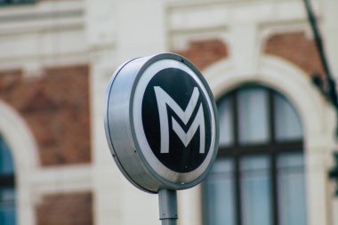 Budapeşte Macaristan 13 Temmuz 2020. Macaristan 'ın başkenti Budapeşte' nin şehir merkezindeki karayolu kullanıcılarına bilgi vermek veya sağlamak için yolların kenarına ya da yukarısına sokak levhası ya da yol tabelası manzarası dikildi.