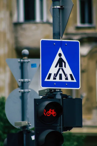 匈牙利布达佩斯 2020年7月13日匈牙利首都布达佩斯市区街道标志或路标视图 竖立在路旁或路标之上 向道路使用者提供或提供信息 — 图库照片