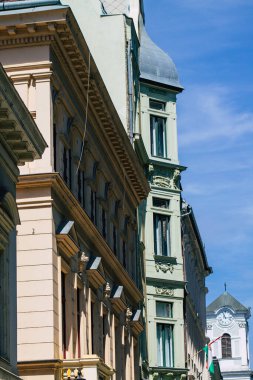 Budapeşte Macaristan 14 Temmuz 2020 Macaristan 'ın başkenti ve Macaristan' ın en kalabalık şehri olan Budapeşte 'nin şehir merkezindeki tarihi yapıların gotik mimarisine bakınız.