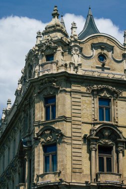 Budapeşte Macaristan 14 Temmuz 2020 Macaristan 'ın başkenti ve Macaristan' ın en kalabalık şehri olan Budapeşte 'nin şehir merkezindeki tarihi yapıların gotik mimarisine bakınız.