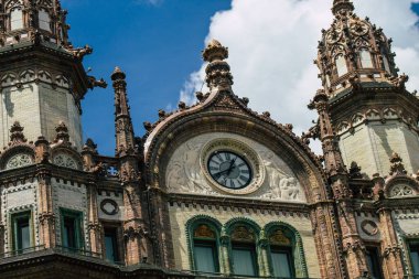 Budapeşte Macaristan 14 Temmuz 2020 Macaristan 'ın başkenti ve Macaristan' ın en kalabalık şehri olan Budapeşte 'nin şehir merkezindeki tarihi yapıların gotik mimarisine bakınız.
