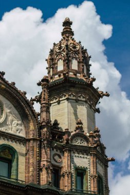 Budapeşte Macaristan 14 Temmuz 2020 Macaristan 'ın başkenti ve Macaristan' ın en kalabalık şehri olan Budapeşte 'nin şehir merkezindeki tarihi yapıların gotik mimarisine bakınız.