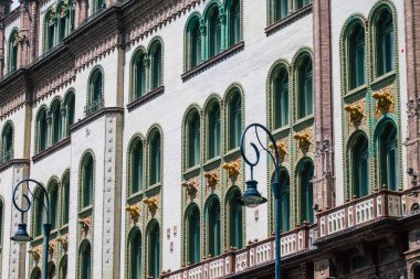 Budapeşte Macaristan 14 Temmuz 2020 Macaristan 'ın başkenti ve Macaristan' ın en kalabalık şehri olan Budapeşte 'nin şehir merkezindeki tarihi yapıların gotik mimarisine bakınız.