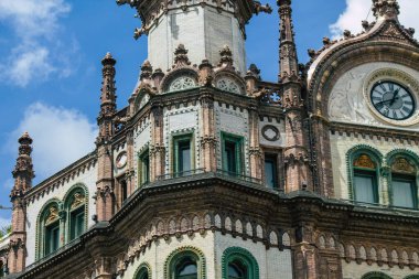 Budapeşte Macaristan 14 Temmuz 2020 Macaristan 'ın başkenti ve Macaristan' ın en kalabalık şehri olan Budapeşte 'nin şehir merkezindeki tarihi yapıların gotik mimarisine bakınız.