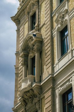 Budapeşte Macaristan 14 Temmuz 2020 Macaristan 'ın başkenti ve Macaristan' ın en kalabalık şehri olan Budapeşte 'nin şehir merkezindeki tarihi yapıların gotik mimarisine bakınız.