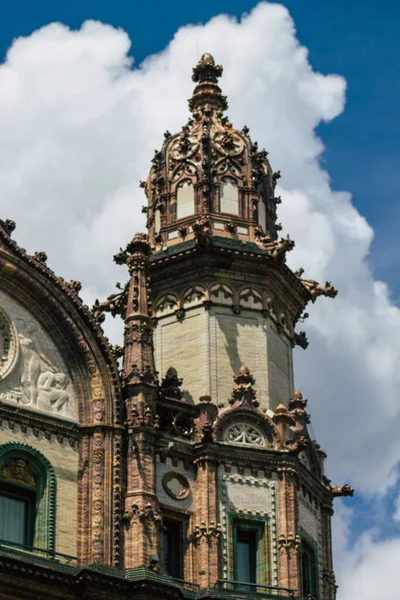 Budapeşte Macaristan 14 Temmuz 2020 Macaristan 'ın başkenti ve Macaristan' ın en kalabalık şehri olan Budapeşte 'nin şehir merkezindeki tarihi yapıların gotik mimarisine bakınız.