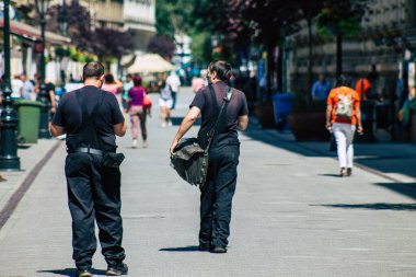 Budapeşte Macaristan 14 Temmuz 2020 Macaristan 'ın başkenti ve Macaristan' ın en kalabalık şehri olan Budapeşte 'nin tarihi sokaklarında yürüyen kimliği belirsiz yayaların görüntüsü
