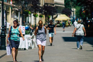 Budapeşte Macaristan 14 Temmuz 2020 Macaristan 'ın başkenti ve Macaristan' ın en kalabalık şehri olan Budapeşte 'nin tarihi sokaklarında yürüyen kimliği belirsiz yayaların görüntüsü