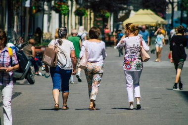 Budapeşte Macaristan 14 Temmuz 2020 Macaristan 'ın başkenti ve Macaristan' ın en kalabalık şehri olan Budapeşte 'nin tarihi sokaklarında yürüyen kimliği belirsiz yayaların görüntüsü