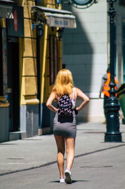 Budapeşte Macaristan 14 Temmuz 2020 Macaristan 'ın başkenti ve Macaristan' ın en kalabalık şehri olan Budapeşte 'nin tarihi sokaklarında yürüyen kimliği belirsiz yayaların görüntüsü