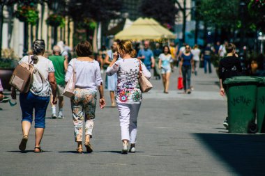 Budapeşte Macaristan 14 Temmuz 2020 Macaristan 'ın başkenti ve Macaristan' ın en kalabalık şehri olan Budapeşte 'nin tarihi sokaklarında yürüyen kimliği belirsiz yayaların görüntüsü
