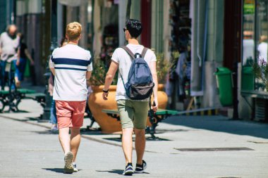Budapeşte Macaristan 14 Temmuz 2020 Macaristan 'ın başkenti ve Macaristan' ın en kalabalık şehri olan Budapeşte 'nin tarihi sokaklarında yürüyen kimliği belirsiz yayaların görüntüsü