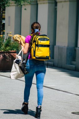 Budapeşte Macaristan 14 Temmuz 2020 Macaristan 'ın başkenti ve Macaristan' ın en kalabalık şehri olan Budapeşte 'nin tarihi sokaklarında yürüyen kimliği belirsiz yayaların görüntüsü