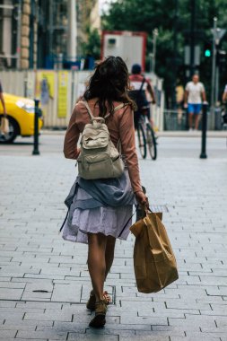 Budapeşte Macaristan 14 Temmuz 2020 Macaristan 'ın başkenti ve Macaristan' ın en kalabalık şehri olan Budapeşte 'nin tarihi sokaklarında yürüyen kimliği belirsiz yayaların görüntüsü