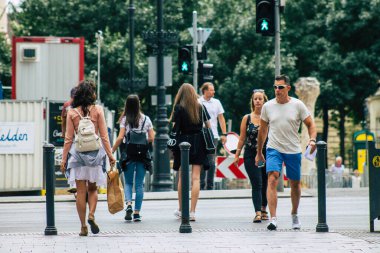 Budapeşte Macaristan 14 Temmuz 2020 Macaristan 'ın başkenti ve Macaristan' ın en kalabalık şehri olan Budapeşte 'nin tarihi sokaklarında yürüyen kimliği belirsiz yayaların görüntüsü