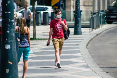 Budapeşte Macaristan 14 Temmuz 2020 Macaristan 'ın başkenti ve Macaristan' ın en kalabalık şehri olan Budapeşte 'nin tarihi sokaklarında yürüyen kimliği belirsiz yayaların görüntüsü