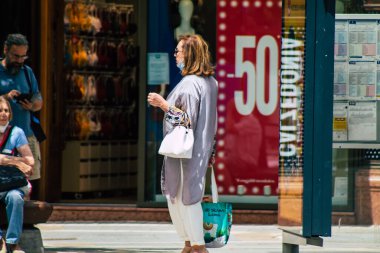 Budapeşte Macaristan 14 Temmuz 2020 Macaristan 'ın başkenti ve Macaristan' ın en kalabalık şehri olan Budapeşte 'nin tarihi sokaklarında yürüyen kimliği belirsiz yayaların görüntüsü