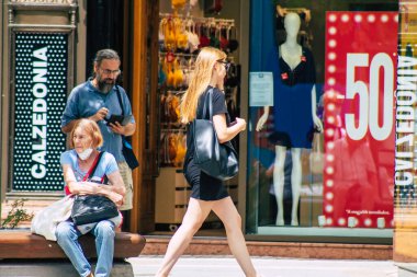 Budapeşte Macaristan 14 Temmuz 2020 Macaristan 'ın başkenti ve Macaristan' ın en kalabalık şehri olan Budapeşte 'nin tarihi sokaklarında yürüyen kimliği belirsiz yayaların görüntüsü