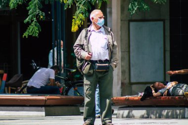 Budapeşte Macaristan 14 Temmuz 2020 Macaristan 'ın başkenti ve Macaristan' ın en kalabalık şehri olan Budapeşte 'nin tarihi sokaklarında yürüyen kimliği belirsiz yayaların görüntüsü