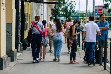 Budapeşte Macaristan 14 Temmuz 2020 Macaristan 'ın başkenti ve Macaristan' ın en kalabalık şehri olan Budapeşte 'nin tarihi sokaklarında yürüyen kimliği belirsiz yayaların görüntüsü