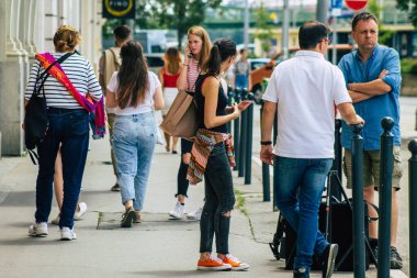 Budapeşte Macaristan 14 Temmuz 2020 Macaristan 'ın başkenti ve Macaristan' ın en kalabalık şehri olan Budapeşte 'nin tarihi sokaklarında yürüyen kimliği belirsiz yayaların görüntüsü