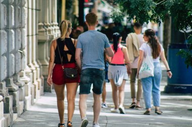 Budapeşte Macaristan 14 Temmuz 2020 Macaristan 'ın başkenti ve Macaristan' ın en kalabalık şehri olan Budapeşte 'nin tarihi sokaklarında yürüyen kimliği belirsiz yayaların görüntüsü