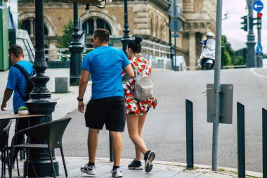 Budapeşte Macaristan 14 Temmuz 2020 Macaristan 'ın başkenti ve Macaristan' ın en kalabalık şehri olan Budapeşte 'nin tarihi sokaklarında yürüyen kimliği belirsiz yayaların görüntüsü