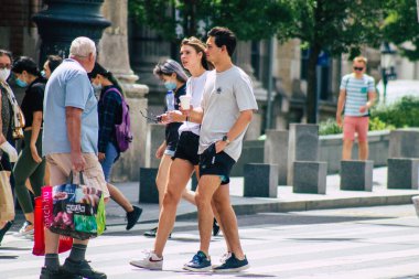 Budapeşte Macaristan 14 Temmuz 2020 Macaristan 'ın başkenti ve Macaristan' ın en kalabalık şehri olan Budapeşte 'nin tarihi sokaklarında yürüyen kimliği belirsiz yayaların görüntüsü