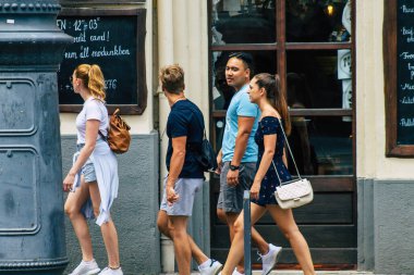 Budapeşte Macaristan 14 Temmuz 2020 Macaristan 'ın başkenti ve Macaristan' ın en kalabalık şehri olan Budapeşte 'nin tarihi sokaklarında yürüyen kimliği belirsiz yayaların görüntüsü