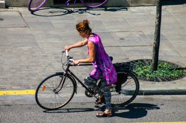 Budapeşte Macaristan 14 Temmuz 2020 'de Macaristan' ın başkenti Budapeşte 'nin tarihi sokaklarında bisikletle dolaşan ve Avrupa Birliği' nin en büyük dokuzuncu şehri olan kimliği belirsiz insanların görüntüsü