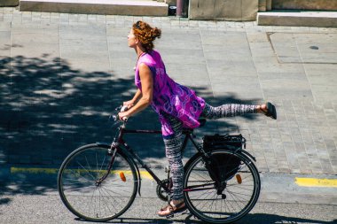 Budapeşte Macaristan 14 Temmuz 2020 'de Macaristan' ın başkenti Budapeşte 'nin tarihi sokaklarında bisikletle dolaşan ve Avrupa Birliği' nin en büyük dokuzuncu şehri olan kimliği belirsiz insanların görüntüsü