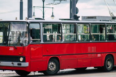 Budapeşte Macaristan 14 Temmuz 2020 Macaristan 'ın başkenti Budapeşte' nin sokaklarında ve toplu taşıma sisteminin bir parçası olan geleneksel Macar kırmızı tramvayına bakınız.