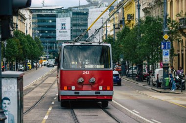 Budapeşte Macaristan 14 Temmuz 2020 Macaristan 'ın başkenti Budapeşte' nin sokaklarında ve toplu taşıma sisteminin bir parçası olan geleneksel Macar kırmızı tramvayına bakınız.