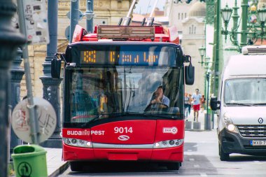 Budapeşte Macaristan 14 Temmuz 2020 Macaristan 'ın başkenti Budapeşte' nin sokaklarında ve toplu taşıma sisteminin bir parçası olan geleneksel Macar kırmızı tramvayına bakınız.