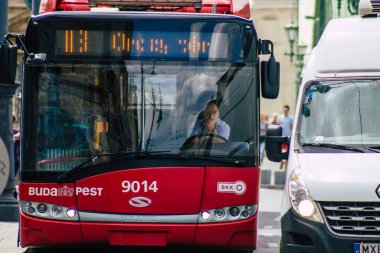 Budapeşte Macaristan 14 Temmuz 2020 Macaristan 'ın başkenti Budapeşte' nin sokaklarında ve toplu taşıma sisteminin bir parçası olan geleneksel Macar kırmızı tramvayına bakınız.
