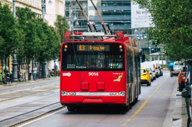 Budapeşte Macaristan 14 Temmuz 2020 Macaristan 'ın başkenti Budapeşte' nin sokaklarında ve toplu taşıma sisteminin bir parçası olan geleneksel Macar kırmızı tramvayına bakınız.