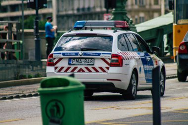 Budapeşte Macaristan 14 Temmuz 2020 'de Macaristan' ın başkenti ve en kalabalık şehri olan Budapeşte sokaklarından geçen geleneksel bir Macar polis arabasının görüntüsü