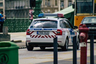 Budapeşte Macaristan 14 Temmuz 2020 'de Macaristan' ın başkenti ve en kalabalık şehri olan Budapeşte sokaklarından geçen geleneksel bir Macar polis arabasının görüntüsü