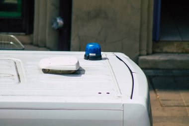 Budapeşte Macaristan 14 Temmuz 2020 'de Macaristan' ın başkenti ve en kalabalık şehri olan Budapeşte sokaklarından geçen geleneksel bir Macar polis arabasının görüntüsü