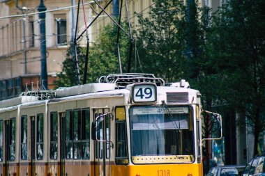 Budapeşte Macaristan 14 Temmuz 2020 Macaristan 'ın başkenti Budapeşte' nin sokaklardan geçen ve toplu taşıma sisteminin bir parçası olan eski bir Macar tramvayının görüntüsü